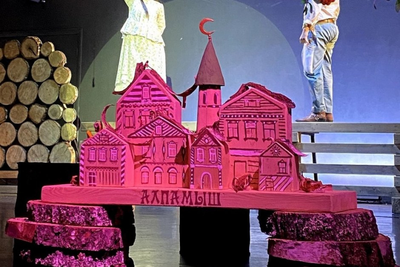 К юбилею актера Низамиева — «красная» пьеса о вымирающем селе