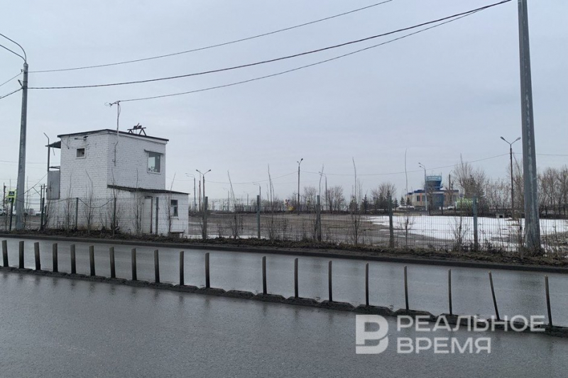Власти Казани потребовали снести автостоянку с АЗС и шиномонтажом на Кремлевской набережной