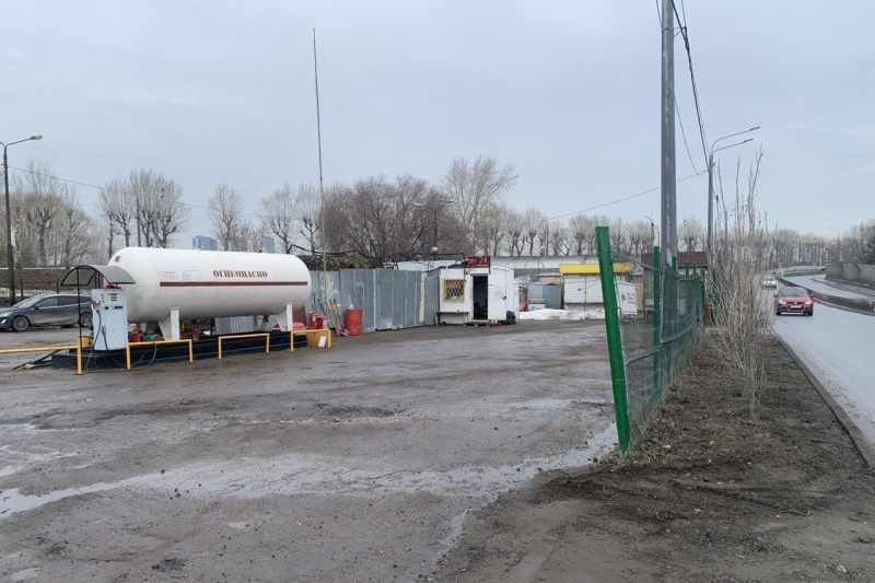 Власти Казани потребовали снести автостоянку с АЗС и шиномонтажом на Кремлевской набережной