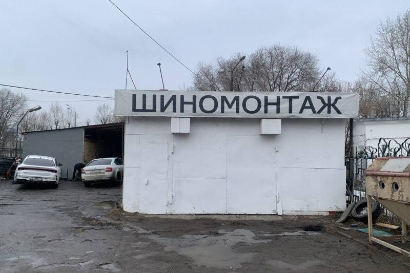 Власти Казани потребовали снести автостоянку с АЗС и шиномонтажом на Кремлевской набережной