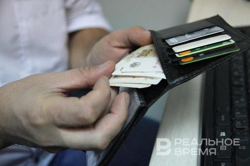 Россияне продолжают выводить «наличку», самозанятым посчитали «нереальную» пенсию